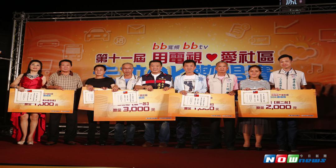 雙子星和三冠王有線電視主辦的卡拉ok歡唱賽，在安平開台天后宮廣場舉行。（圖／記者楊小慧攝）