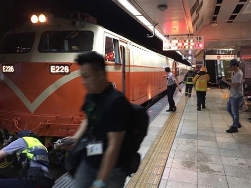 台北火車站13日上午11時許驚傳落軌意外。（圖／社會中心翻攝）