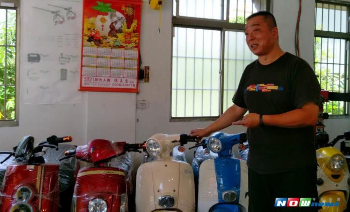 退休士官長王正榮憑藉著對專業的要求，成功創立榮久電動車技研所。（圖／記者蘇榮泉拍攝）
