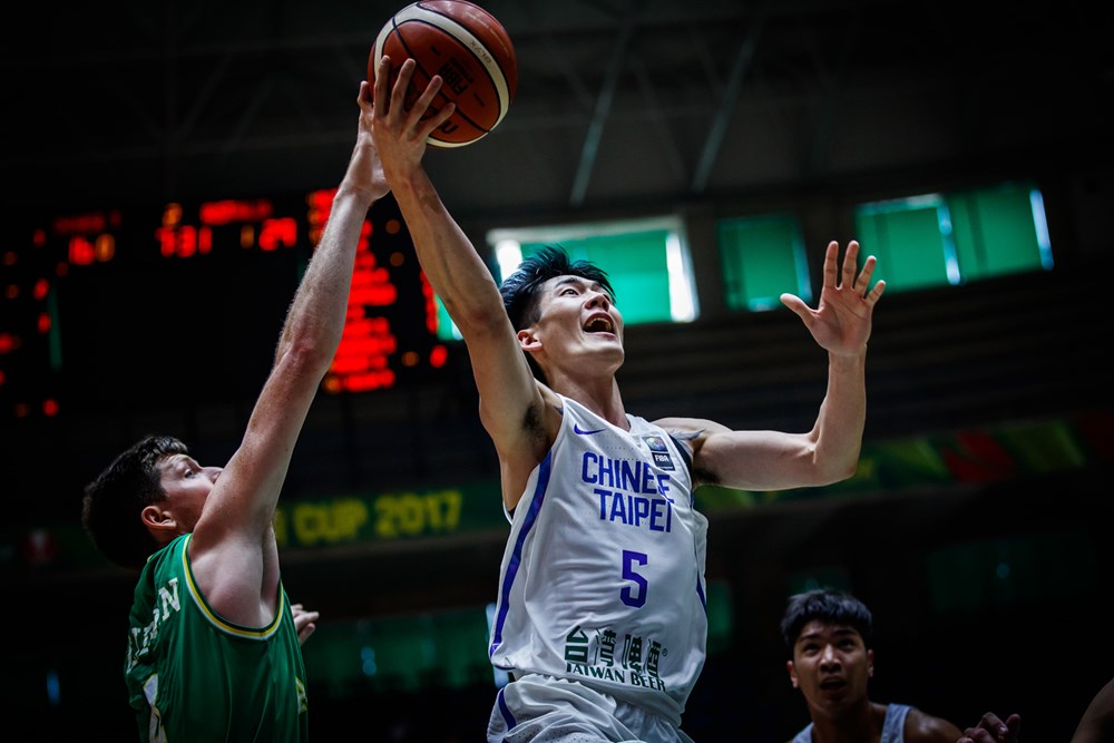 劉錚（中）狀態回溫繳出17分好表現，但中華男籃仍以40分之差落敗。（圖／取自FIBA官網）