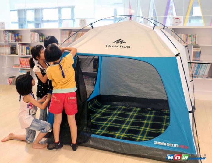 新北市立圖書館暑假限定的「夜宿圖書館」活動，讓20位幸運的小朋友學著自己搭帳篷，體驗在書堆裡露營，度過充滿書香的一夜。（圖／記者陳志仁攝，2017.08.12）
