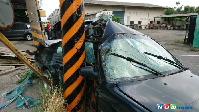 和美鎮東祥路、中興路口驚傳兩車碰撞事故，兩車撞擊力道猛烈，轎車彈飛攔腰撞上路旁電線桿，剛買半年的休旅車車頭凹陷。（圖／記者陳雅芳翻攝，2017.8.12）