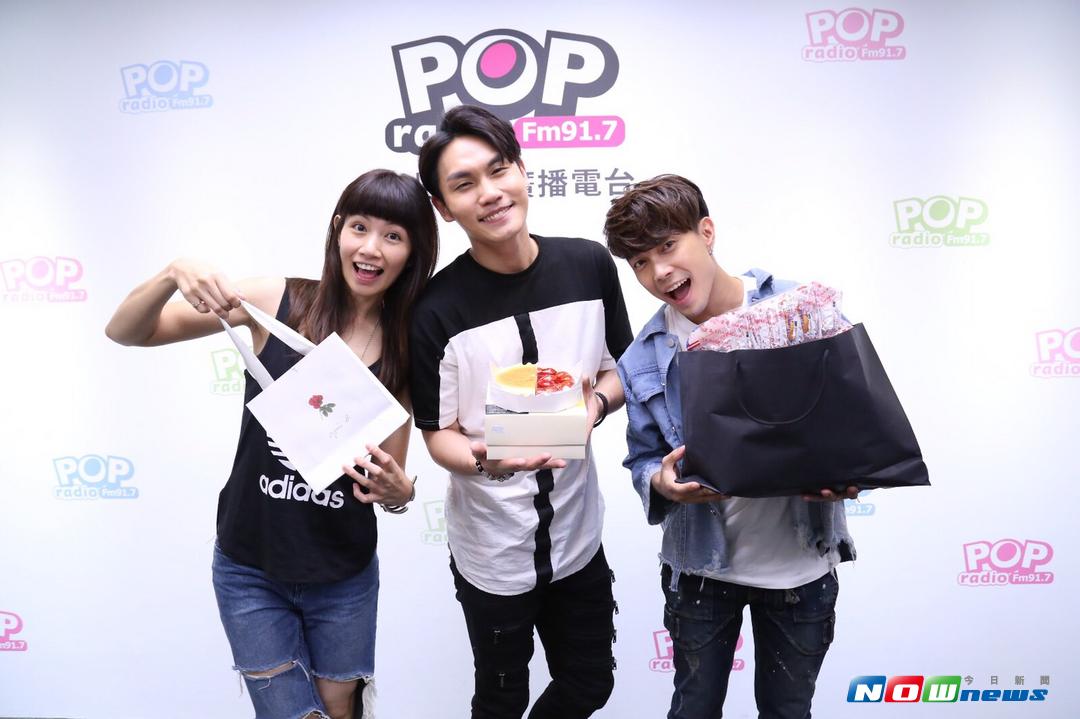 ▲周定緯（中）在電台度過生日，好友許仁杰（右）、李千娜驚喜現身。（圖／在POP Radio提供，2017.08.12）