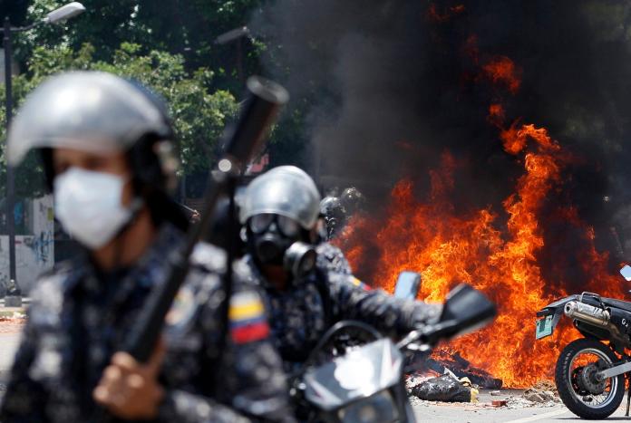 委內瑞拉總統馬杜羅7月30日執意舉行制憲議會選舉。投票當日，大批反對者上街抗議，讓街頭再度變成戰場，至少釀成15人死亡。（圖／達志影像／美聯社, 2017.7.31）