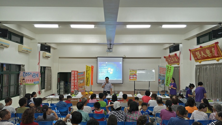 七美分駐所警政宣導，警民互動熱絡。 （圖／望安分局提供 , 2017.08 11）