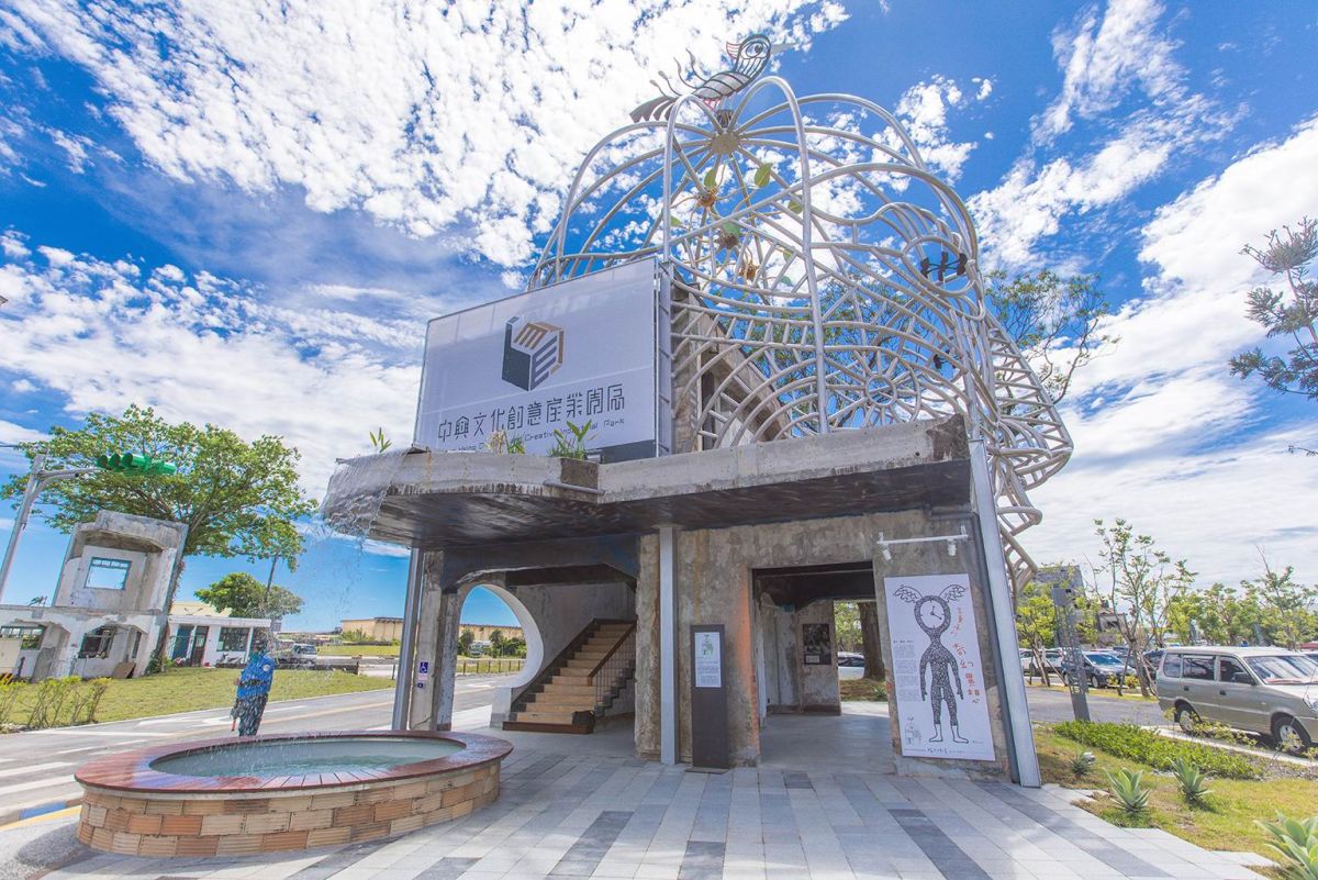 這座名為「腦力現場（Brain Storming Spot）」的大型裝置藝術已經成為中興文創的新地標。（圖／記者李清貴翻攝 , 2017.08.11）