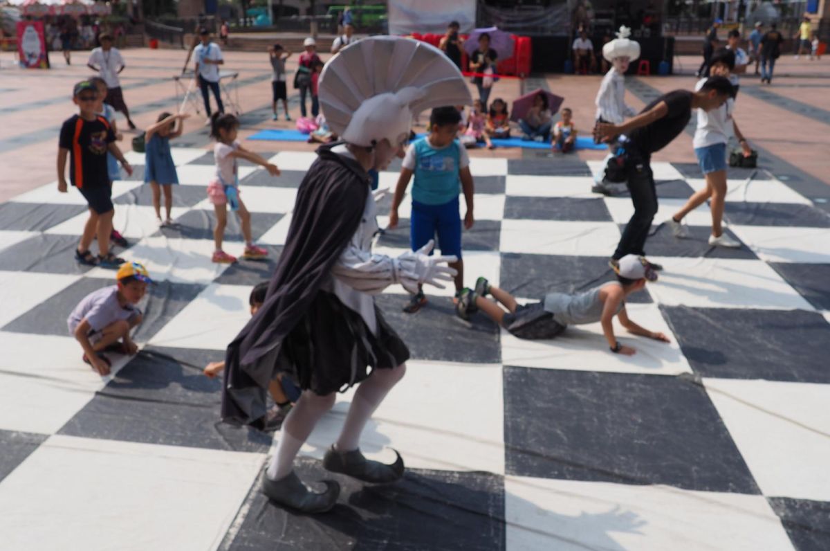 澳洲「Born in a Taxi」帶大、小朋友大，玩真人西洋棋。（圖／新北市政府文化局提供）