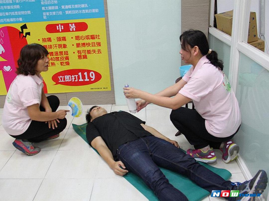 圖說：衛生局保健科示範中暑的處置。（圖／記者郭政隆翻攝）