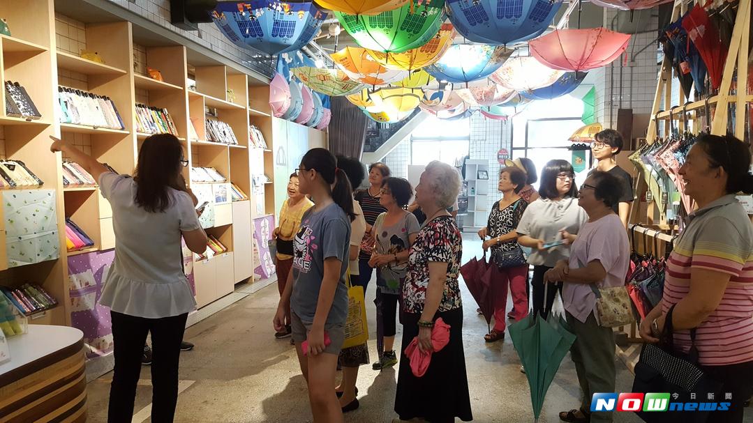 台中市水噹噹關懷協會參觀台中文化創意園區，許多長輩首度到此一遊，好像劉佬佬進大觀園（圖／議員邱素貞提供 , 2017.8.11）