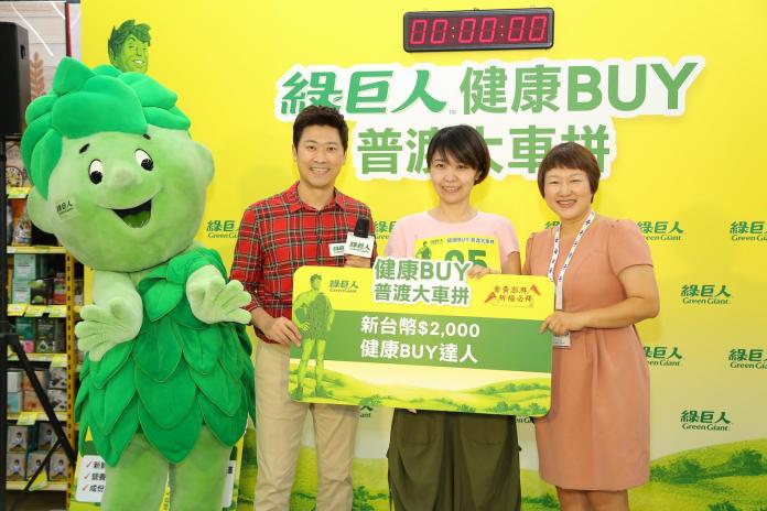 侯昌明偕同家樂福全國公關經理何默真，頒發「綠巨人健康Buy普渡達人」認證！（圖／公關照片）