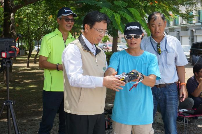 飛航工程師向張政源說明如何使空拍機執行任務。（圖／台南市衛生局提供，2017.08.11）