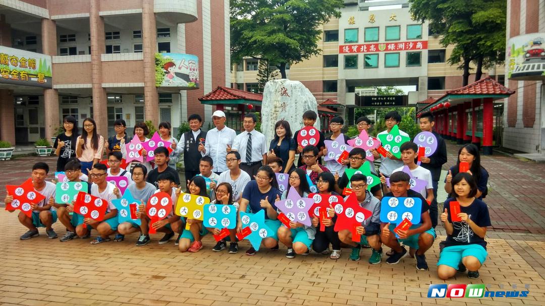 校長傅國樑與文教基金會董事長吳錦銘在行政一樓第二次頒發獎學金，給予錄取國立大學31位同學獎勵。（圖／記者蘇榮泉拍攝，2017.08.10）