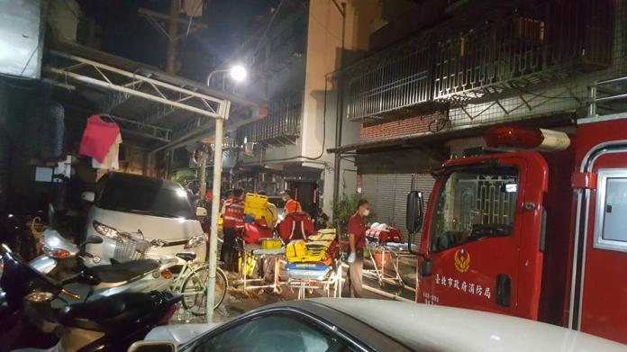 台北市士林區一棟公寓10日晚間傳出火警，2人不幸喪生。（圖／翻攝自爆料公社 , 2017.08.10）
