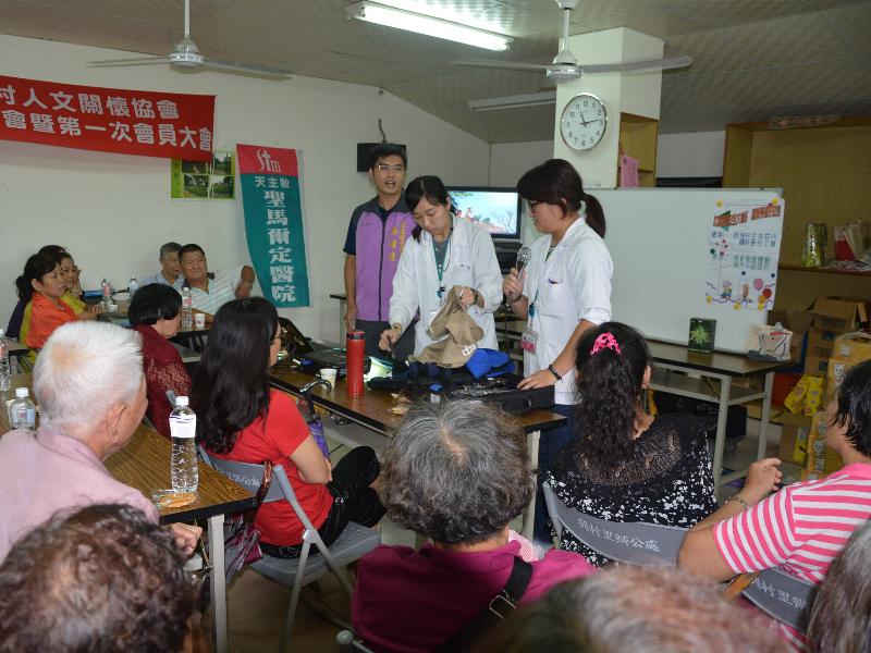 東區衛生所在興村里社區活動中心，舉辦「居家安全來找碴暨高齡模擬體驗」。（圖／記者郭政隆攝，2017.8.10）