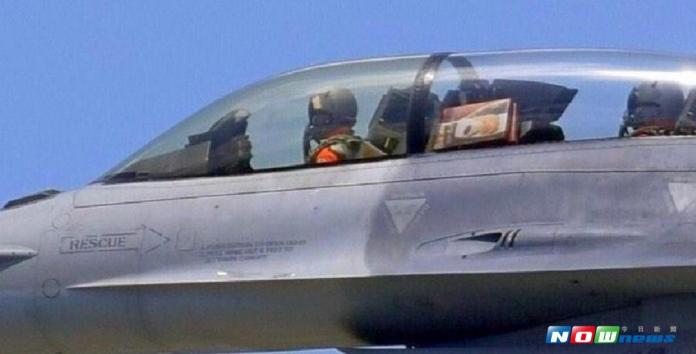 空軍401聯隊一架F-16雙座機載運花蓮名產降落嘉義基地，被航迷拍下，報導一出，引起網友議論，表示事情沒那麼嚴重，反而認為是另類行銷（圖／記者鄭志宏翻攝 , 2017.08.10）
