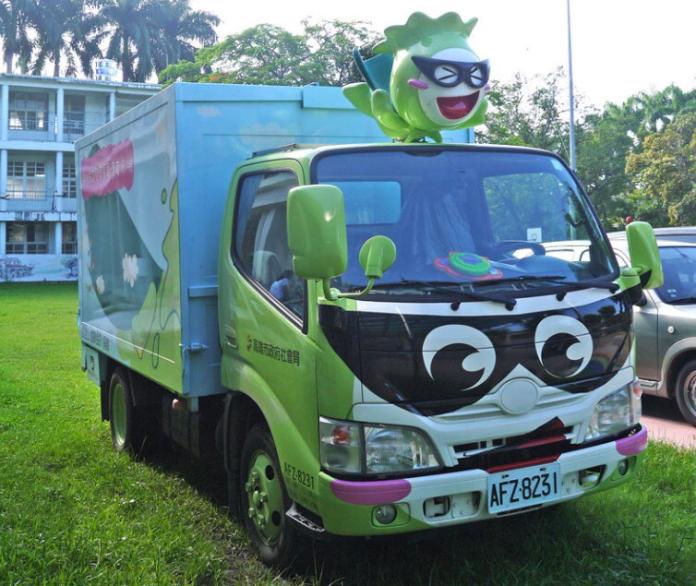 「青瘋俠一號」育兒資源車相當引人注目。（圖／伊甸基金會提供）