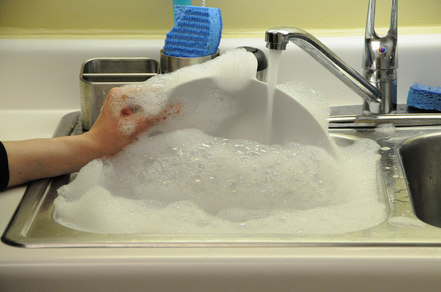 女網友奉勸女孩第一次到男友家中別洗碗，引起熱議。（圖／翻攝自flickr）