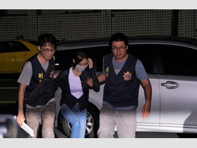 韓籍男子趙準基日前涉嫌到民進黨中央黨部行竊後逃逸 ，6日落網；他的女友（中）涉嫌藏匿，晚間7時50分許 被警方移送至台北地檢署。 中央社記者王揚宇攝　106年8月6日