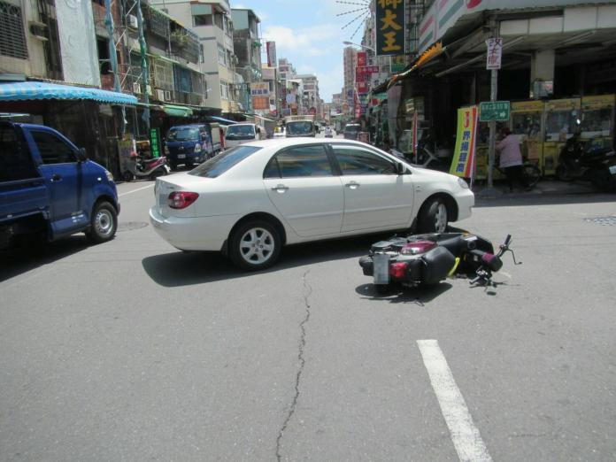 小客車與普通重機車擦撞，騎士擦撞後捲入小客車車底。（圖／高市警局提供 , 2017.08.09）