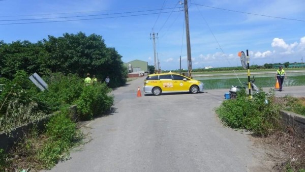 計程車與機車擦撞現場，警方正在蒐證以釐清肇事原因。（圖／社會中心翻攝）