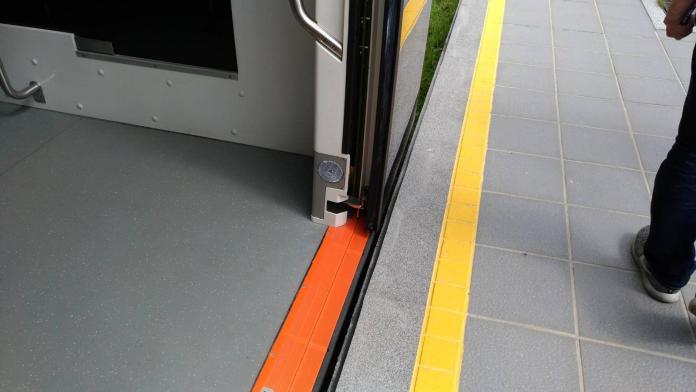 輕軌收班後施工改善，總計削切該月台寬度1.5公分，深4公分。（圖／高市府捷運局提供）