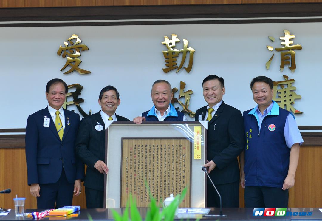 國際獅子會台灣省第五聯合會\\(300-G1區\\)新任總監古金翰率領各分區主席拜會縣長徐耀昌，他感謝獅子會協助推動縣政，為社會付出。（圖／苗栗縣政府提供，2017.8.9）