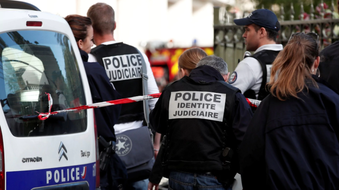 ▲巴黎市郊一群軍人9日上午被一輛汽車衝撞，警方正在事發現場進行調查。（圖／翻攝自電訊報）