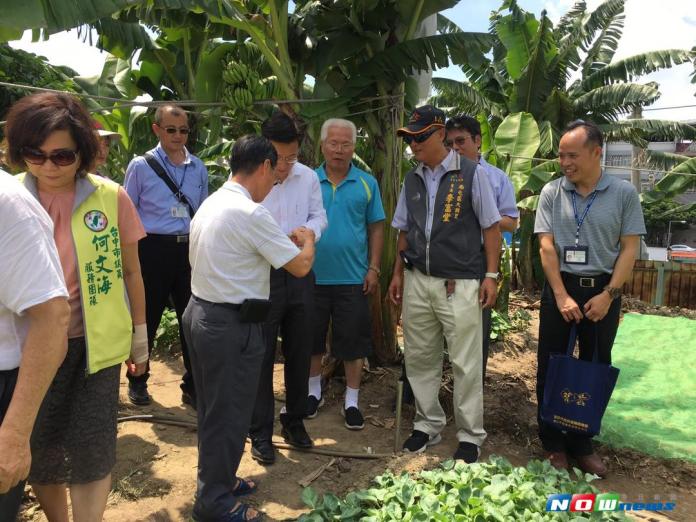 台中市環保局南屯清潔隊位於水肥廠後方約120坪大的愛心農園傳承給大興里民認養（圖／環保局提供 , 2017.8.9）