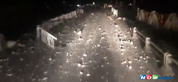 影音／四川九寨溝地震　公路上滿是落石
