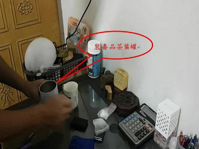 警方在茶葉罐內起獲多包一級、二級毒品。（圖／記者郭政隆翻攝）