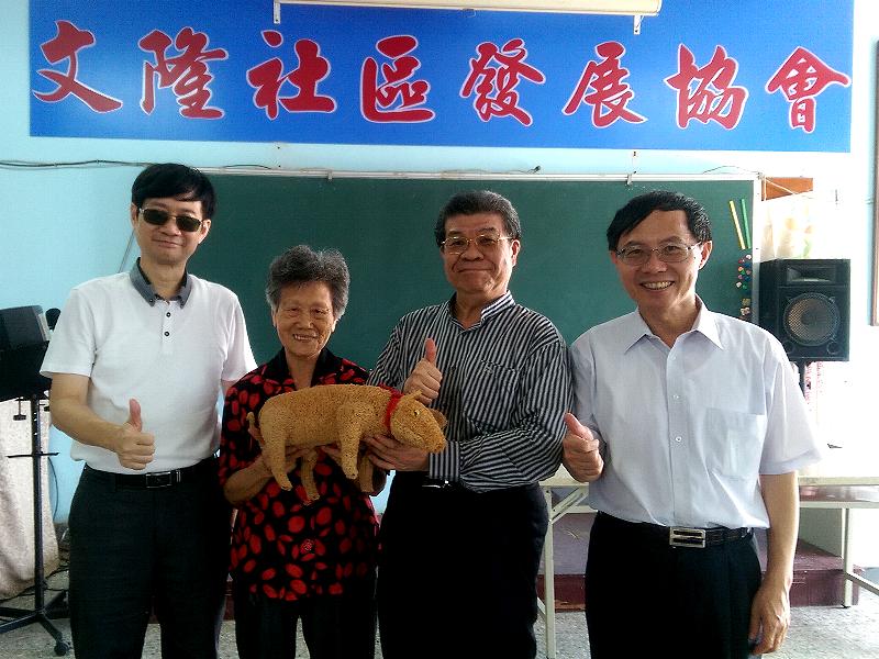 劉阿嬤與劉輝雄會長\\(右2\\)、郝鳳鳴召集人\\(右1\\)、吳明儒主秘\\(左1\\)一起分享手作成果。（圖／記者郭政隆翻攝）