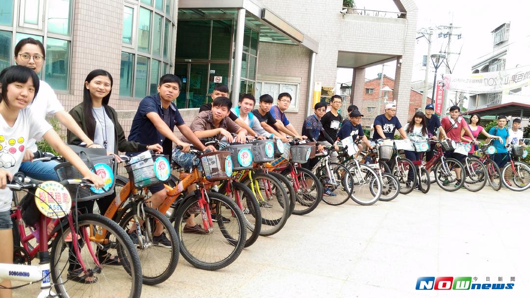 彰化縣政府舉辦壯遊彰化就業單車行活動，學生騎著單車至田尾就業服務台，和就服人員互動，並透過此活動深入了解就業服務台的資源。（圖／記者陳雅芳攝，2017.8.8）