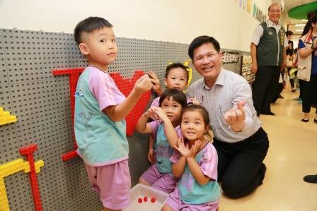 台中市首座親子旗艦館啟用，市長林佳龍陪孩子們堆積木歡度美好時光（圖／台中市政府提供）