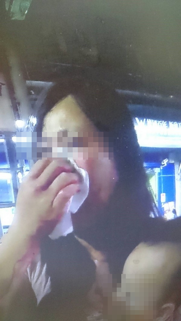 吳姓女子騎車行經基隆精一路時，後照鏡不慎劃到傅姓醉漢，竟遭傅男毆傷。（圖／社會中心翻攝）