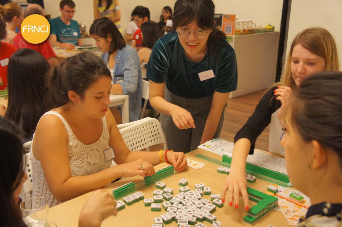 FRNCi帶外國人體驗打麻將。（圖／新北市政府經濟發展局提供）