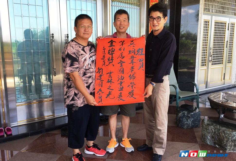 立委劉建國和台西藝術協會丁仁桐榮譽理事長，特贈紅榜「雲林之光」，恭賀吳炯韋老師榮獲金牌。（圖／記者洪佳伶翻攝 , 2017.08.07）