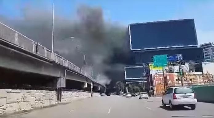 南崁交流道旁國門陸橋昨日大火，燒出橋下藏油問題。（圖／翻攝自爆料公社）