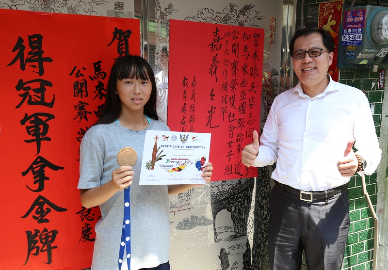 吳芳銘在吳家貼上大大的「得冠軍拿金牌」紅紙，期勉繼續為嘉義、為台灣爭光。（圖／記者陳鐘聲翻攝 , 2017.08.07）