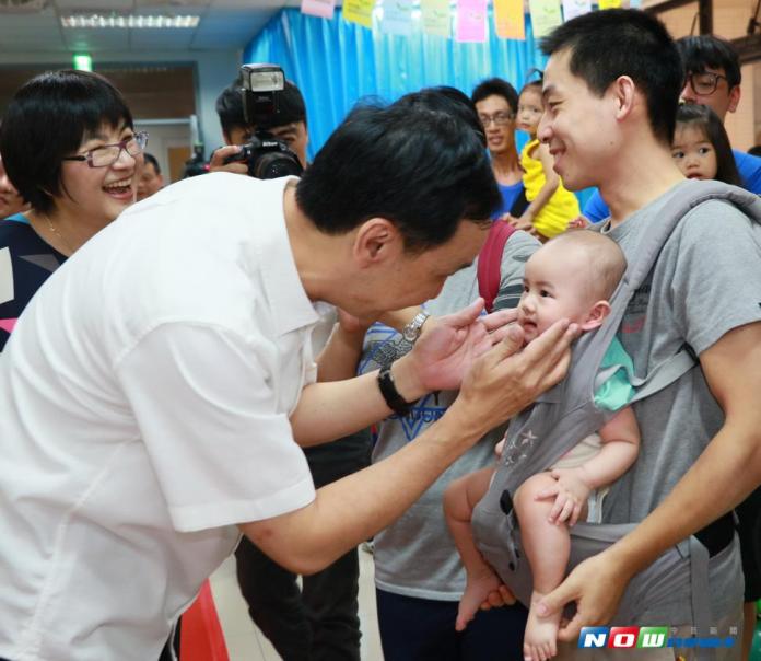 新北市長朱立倫表示，新北市是全台灣公托最普及、托育名額最多，希望用公托中心來支持更多年輕的爸爸媽媽。（圖／記者陳志仁攝，2017.08.07）