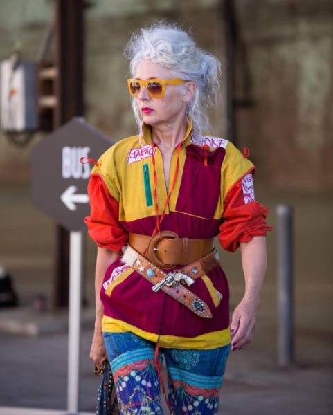 雪梨62歲阿媽亞當絲，穿搭術是時尚指標（圖／取自亞當絲 Instagram）