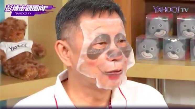 台北市長柯文哲7日上網路媒體直播節目，暢談台北市政府對世大運的準備，並應觀眾要求，敷上貓熊面膜。（圖／取自彭博士觀風向）