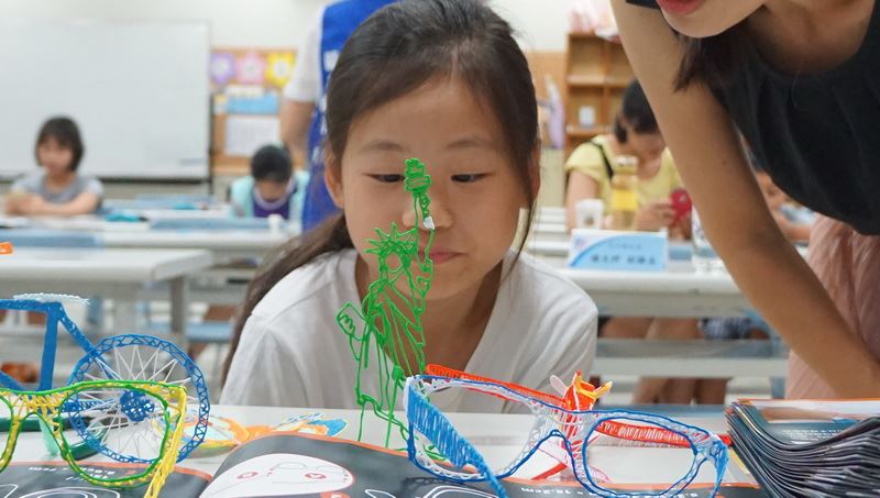 做環保玩創意「小小創客-3D列印筆工作坊」登場。（圖／新竹縣政府提供 , 2017.08.07）