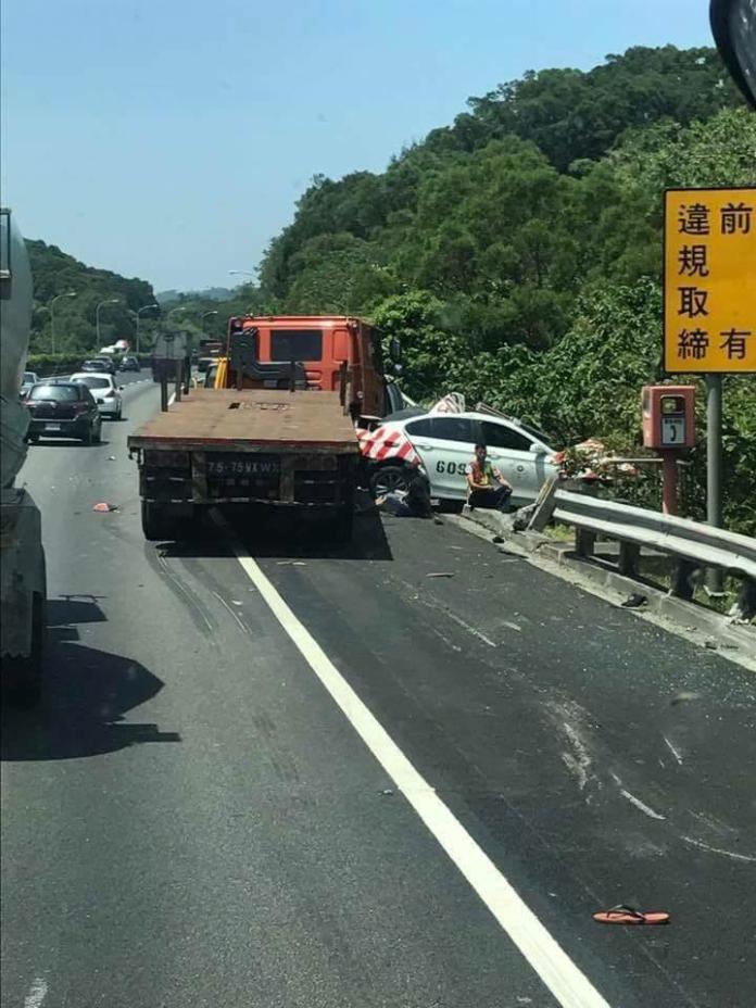 國道警第六大隊竹林分隊兩名員警7日上午在國道3號南下新竹路段路肩處理事故時，遭大型拖板車從後方追撞。（圖／社會中心翻攝）