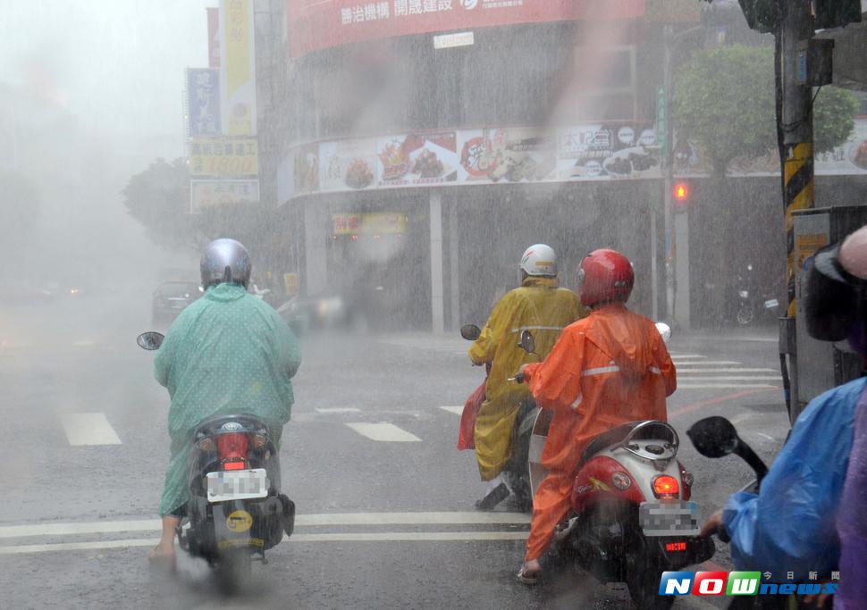 ▲由於對流雲系發展旺盛，容易有短時強降雨，中央氣象局稍早發布大雨特報。（圖／NOWnews）