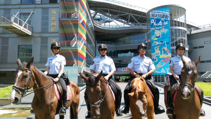 新北展現維安能量　騎警隊巡邏世大運賽事的場館
