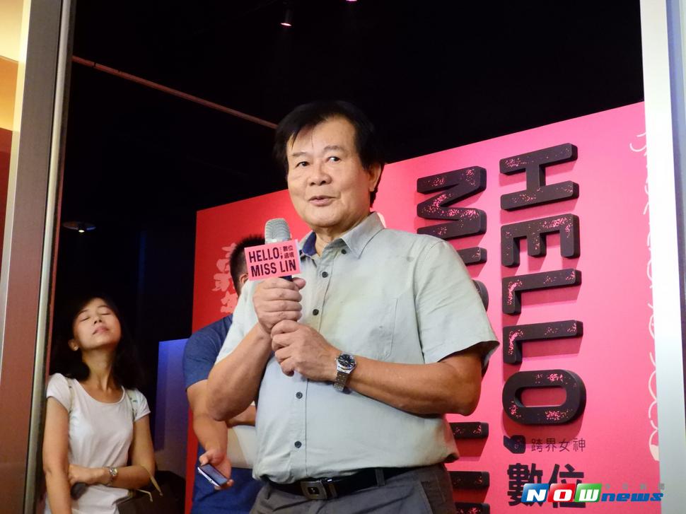 中華文化總會副會長江春男介紹「Hello,Miss Lin跨界女神　數位遶境」展覽媽祖文化展。（圖／彭媁琳攝 , 2017.08.07）