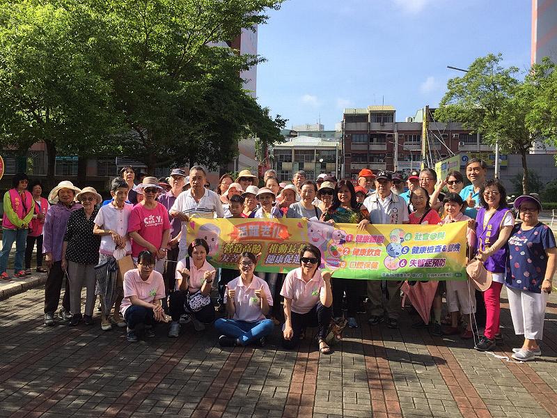 西區衛生所在經國新城舉辦祖孫攜手-健康快樂行健走活動。（圖／記者郭政隆翻拍）