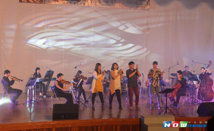 上半場由雲林交響樂團與雲林在地樂團歌手合作演繹台灣不同年代的代表性歌曲。（圖／記者蘇榮泉翻攝，2017.08.06）