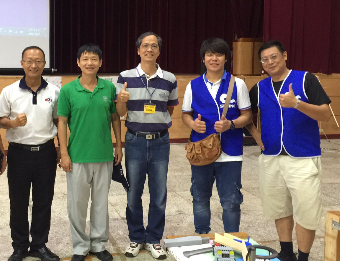 台南一中校長張添唐（左一）、交大校友總會執行長陳俊秀（左二）等人，一起為思源科學創意競賽學生加油。（圖／台南一中提供，2017.08.06）