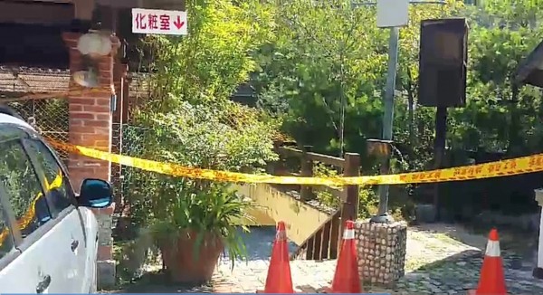 台中市和平鄉谷關溫泉服務區6日清晨驚傳命案，一名男子陳屍在瀑布區的售票亭前，身旁還留有一把手槍。（圖／社會中心翻攝）